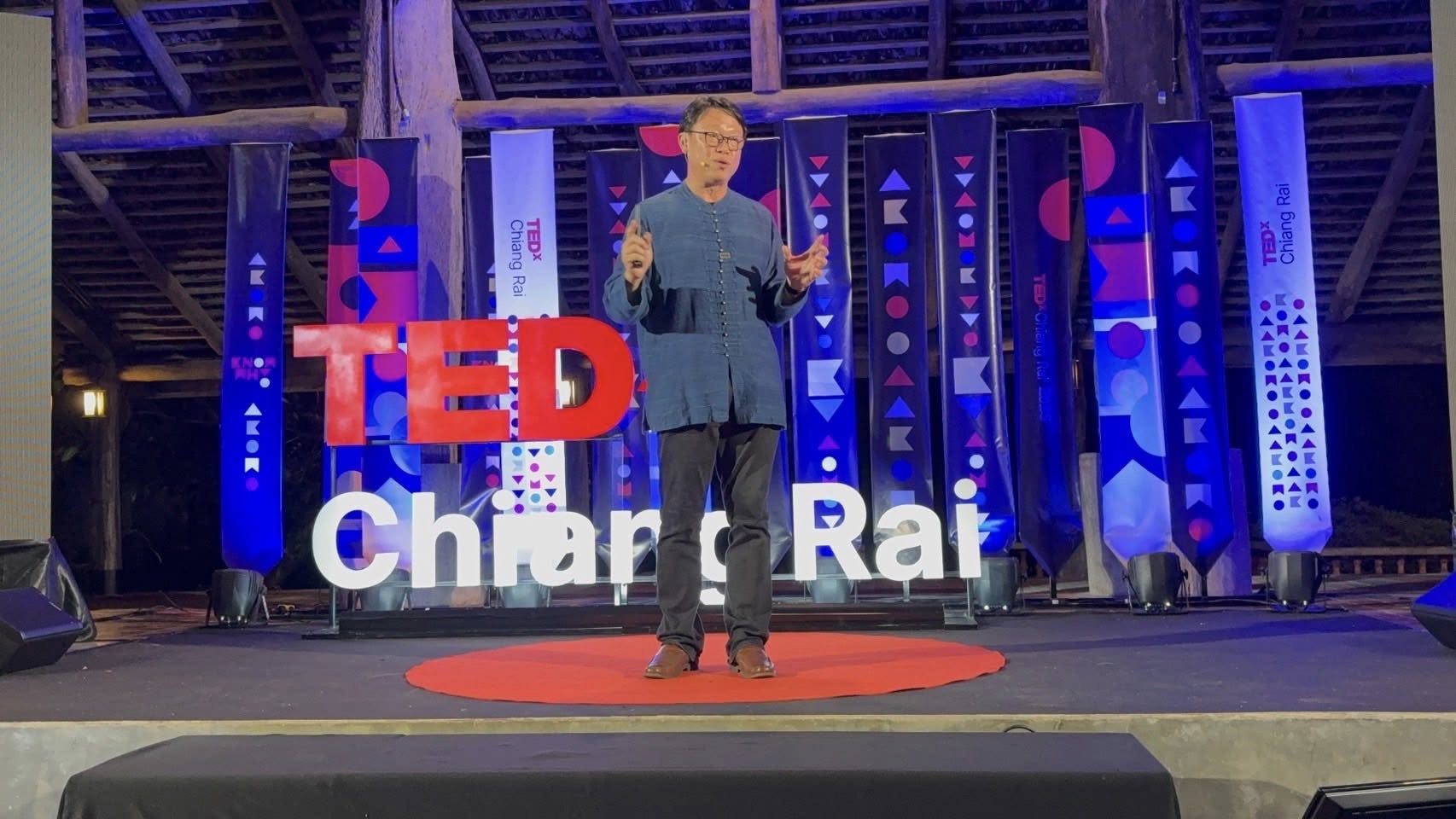ตอนที่ได้รับการทาบทามให้พูดในเวที TEDx ครั้งแรกของเชียงราย ผมรู้สึกทั้งตื่นเต้นและดีใจ เพราะเป็นคนที... 2
