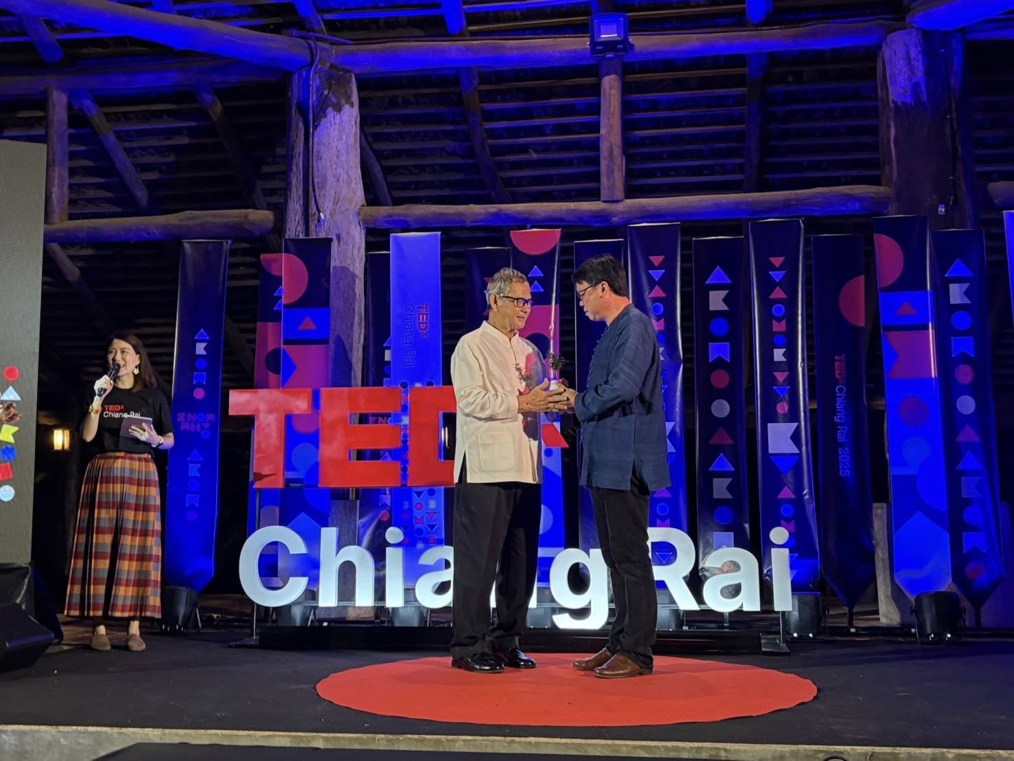 ตอนที่ได้รับการทาบทามให้พูดในเวที TEDx ครั้งแรกของเชียงราย ผมรู้สึกทั้งตื่นเต้นและดีใจ เพราะเป็นคนที... 3