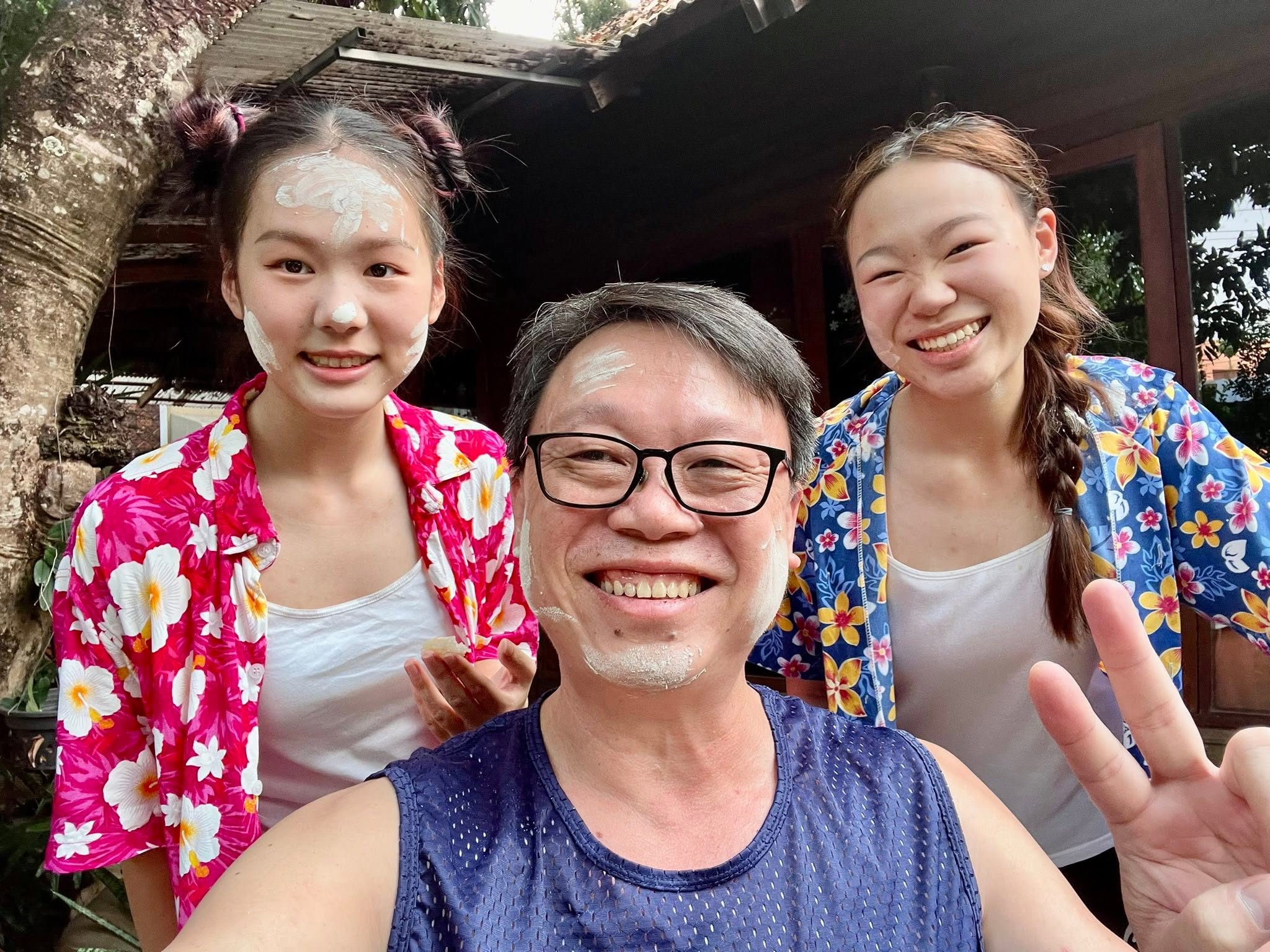 สงกรานต์ปีนี้ แม้ฝุ่นควันจะยังคงหนาแน่น แต่ดูเหมือนชาวเชียงรายจะไม่หวั่น  พรั่งพรูกันมาเล่นน้ำสงกราน... 4